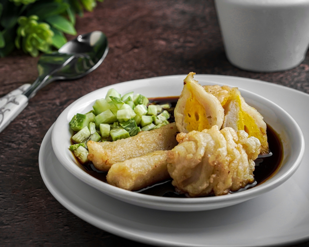 Pempek dan Cuko: Kombinasi Rasa Asam Pedas yang Melegenda