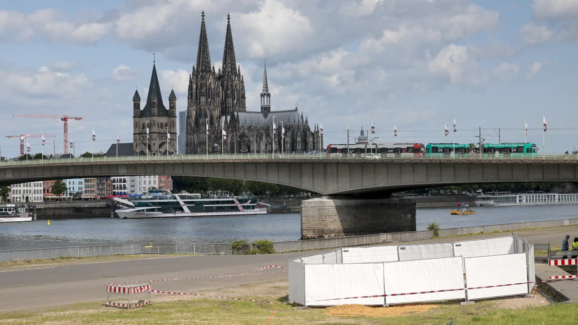 tiga-bom-aktif-ditemukan-di-cologne-20-000-warga-dievakuasi-demi-keselamatan
